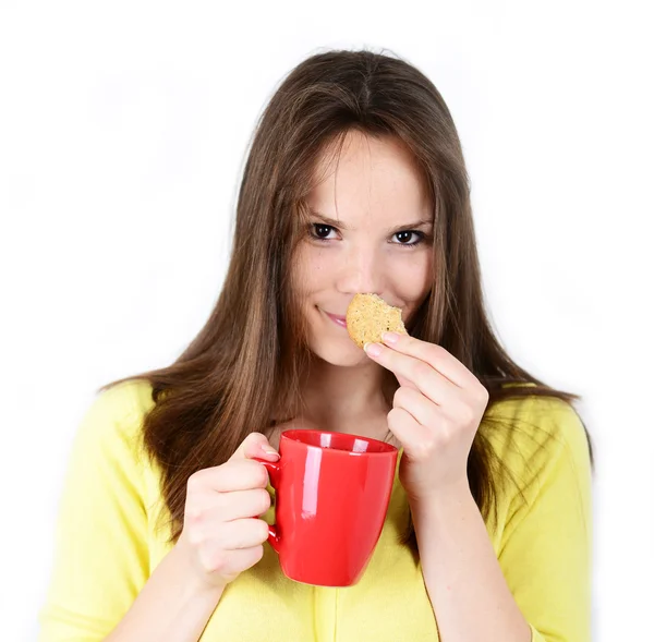 Vacker kvinna med kakor och kaffe mot vita backgro — Stockfoto