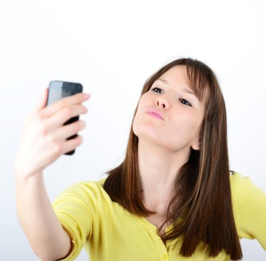 selfies beyaz bir arka plana dayanır alarak güzel bir kadın