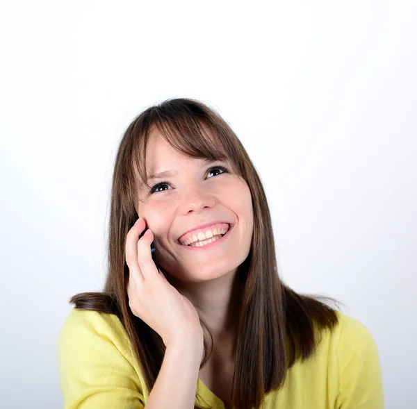 Mooie vrouw vreugdevolle praten op mobiele telefoon en opnieuw opzoeken — Stockfoto