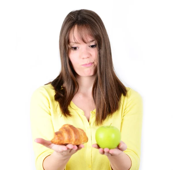 संदिग्ध महिला एक सेब पकड़े हुए और डब्ल्यू तय करने की कोशिश कर रही है — स्टॉक फ़ोटो, इमेज