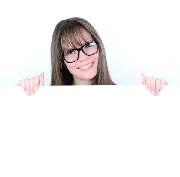 Retrato de una joven hembra mostrando espacio vacío ay tablero en blanco — Foto de Stock