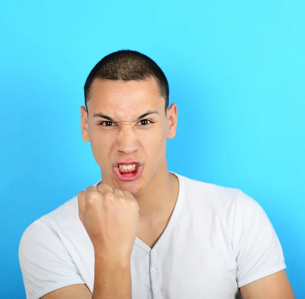 Retrato de hombre enojado gritando mostrando puño contra fondo azul —  Fotos de Stock