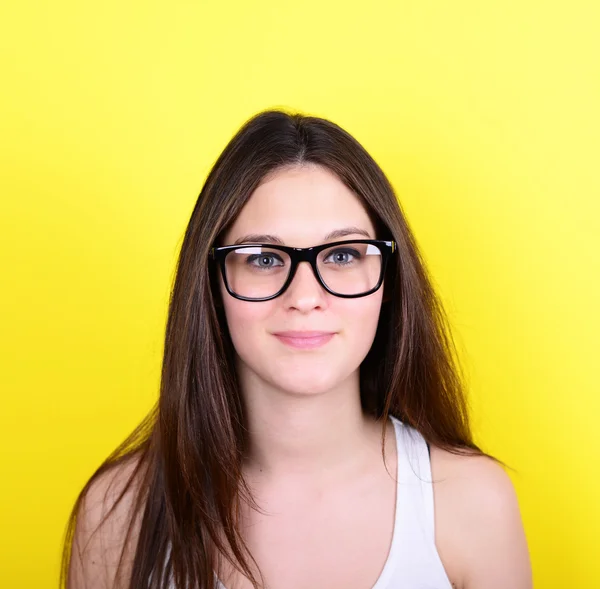 Retrato de mujer casual feliz con gafas contra respaldo amarillo — Foto de Stock