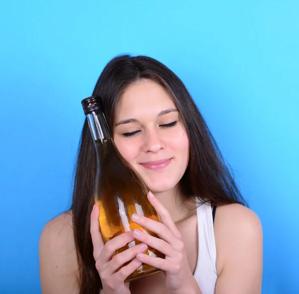 Portret van een jonge vrouw met kater met fles pf alcohol — Stockfoto