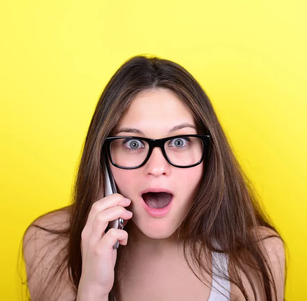 Portrait of young female in shock while talking on phone having — Stock Photo, Image