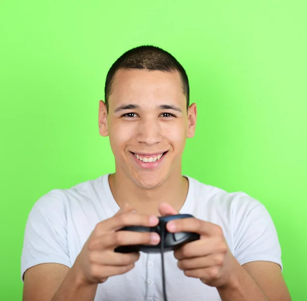 젊은 남자가 들고 게임 컨트롤러와 게임의 초상화 — 스톡 사진