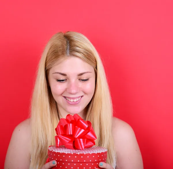 幸せな女性の肖像｜赤い背景にギフトボックスを開く — ストック写真