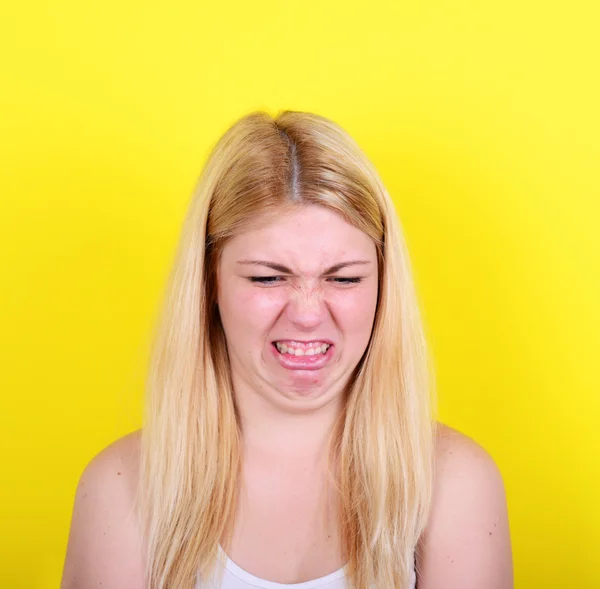 Portret van vrouw met dusgusted gebaar tegen gele CHTERGRO — Stockfoto