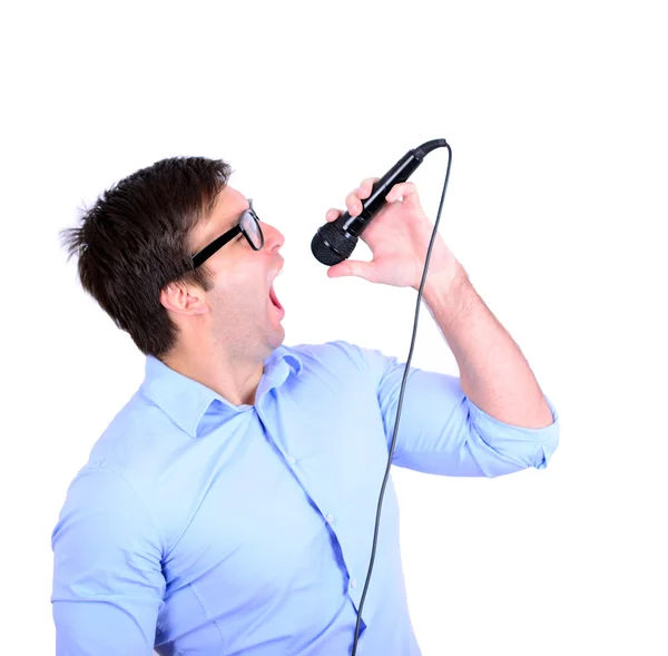 Porträtt av stilig ung man sjunger på mikrofon isolerad o — Stockfoto