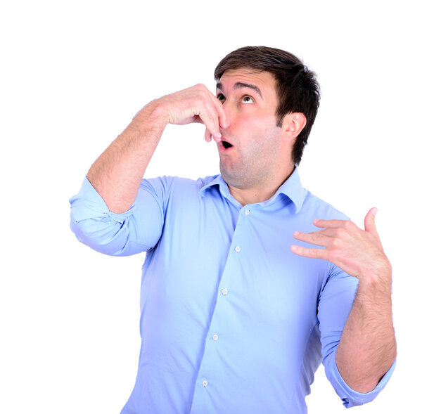  Портрет красивого молодого человека с изолированным на с ущипнутым н
