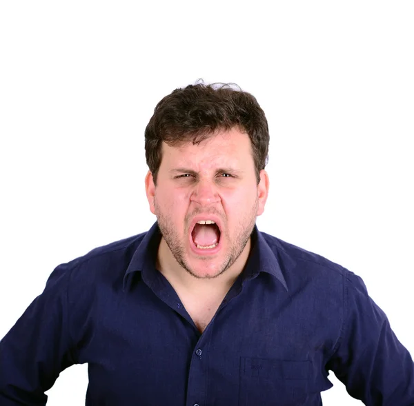 Porträt eines wütenden jungen Mannes, der geradeaus blickt und schreit — Stockfoto