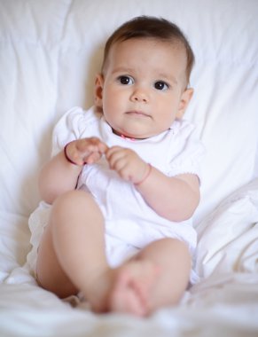 güzel bebek kız kameraya bakıyor