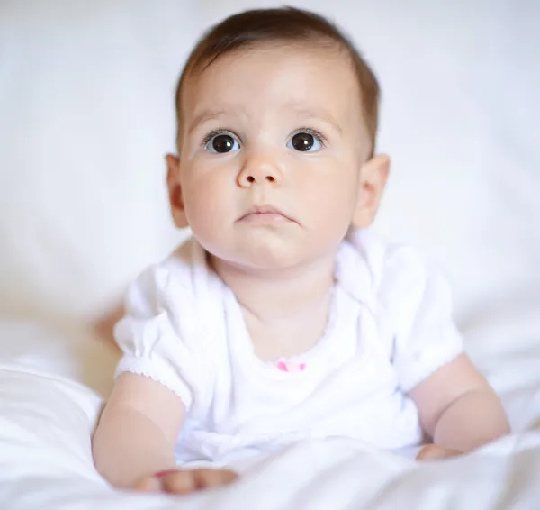 Güzel bebek kız kameraya bakıyor — Stok fotoğraf