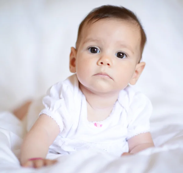 Güzel bebek kız kameraya bakıyor — Stok fotoğraf