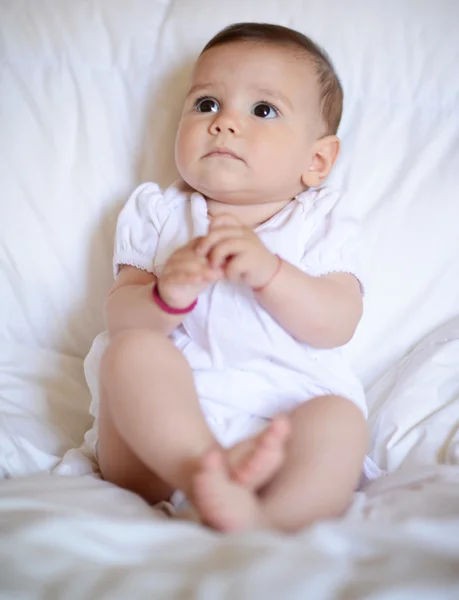 Bayi perempuan cantik melihat ke kamera — Stok Foto