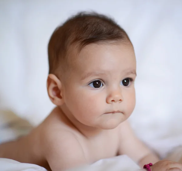 Belle fille bébé regardant la caméra — Photo