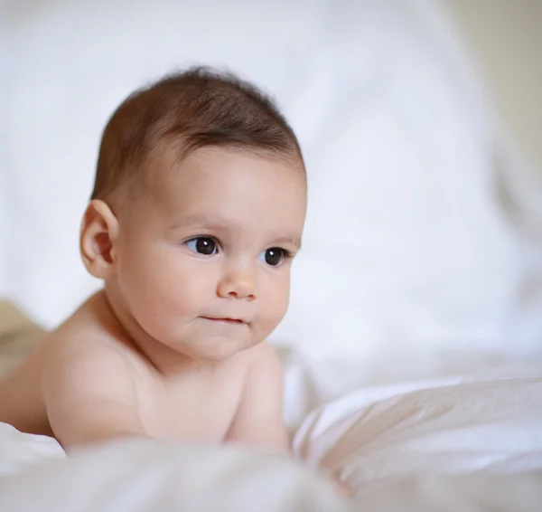 Menina bonita olhando para a câmera — Fotografia de Stock