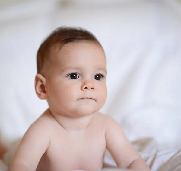 Mooie babymeisje op zoek op camera — Stockfoto