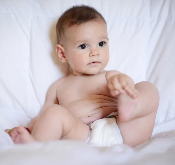 Güzel bebek kız kameraya bakıyor — Stok fotoğraf