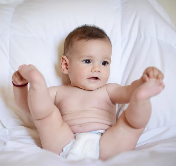 Güzel bebek kız kameraya bakıyor — Stok fotoğraf