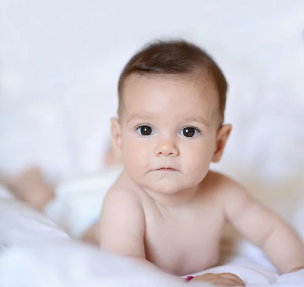 Güzel bebek kız kameraya bakıyor — Stok fotoğraf