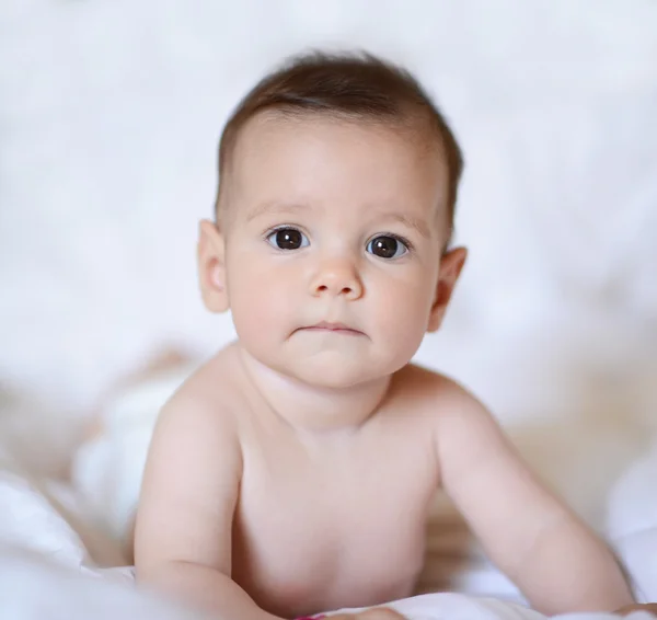 Mooie babymeisje op zoek op camera — Stockfoto