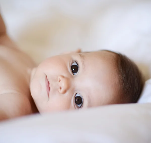 Bayi perempuan cantik melihat ke kamera — Stok Foto
