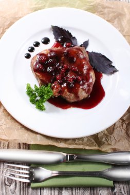 Kızılcık soslu ızgara et