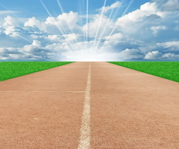 Pista de atletismo con nubes —  Fotos de Stock