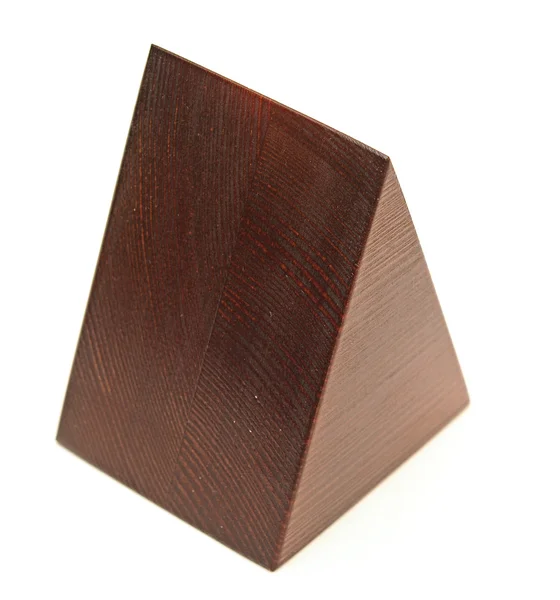 Pirâmide de madeira, sobre o fundo branco — Fotografia de Stock
