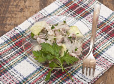 cam levha içinde taze ve hafif bir salata