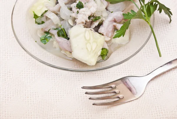 Nahaufnahme frischer und leichter Salat mit Gabel im Glasteller — Stockfoto