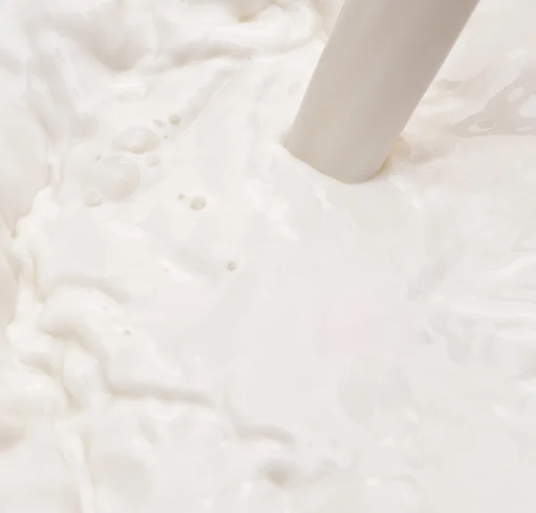 Verser du lait ou du liquide blanc créé éclaboussure et ondulation — Photo