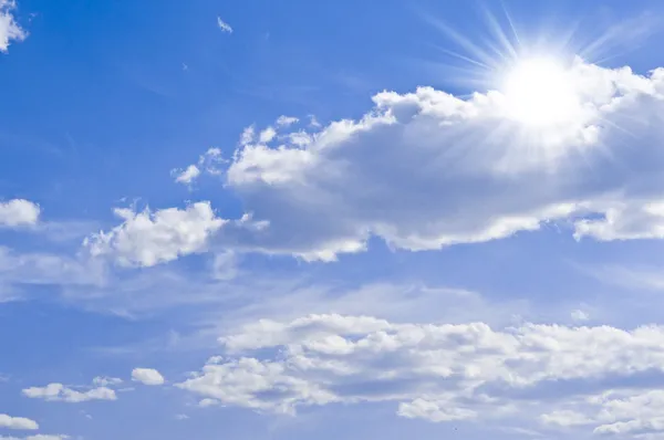 Bulutlu ve güneşli mavi gökyüzü