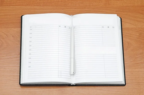 Notatnik i długopis w tabeli — Zdjęcie stockowe