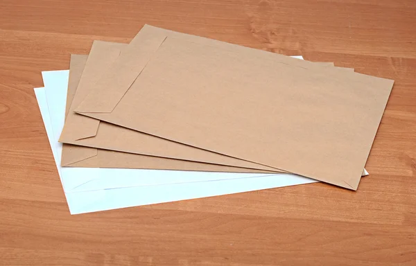 Bruin enveloppen op tafel — Stockfoto