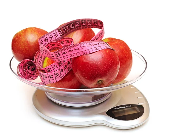 Κόκκινα μήλα με μέτρο ταινία, την ηλεκτρονική κλίμακα, διατροφή έννοια — Φωτογραφία Αρχείου