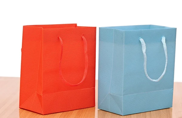 Dois sacos de compras, vermelho e azul — Fotografia de Stock