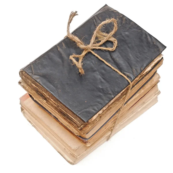 Stapelen van oude boeken vastgebonden met touw geïsoleerd op wit — Stockfoto
