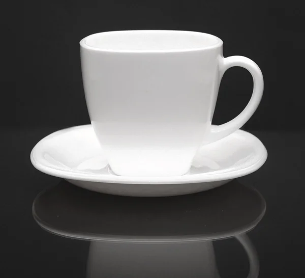 Tasse blanche sur noir — Photo