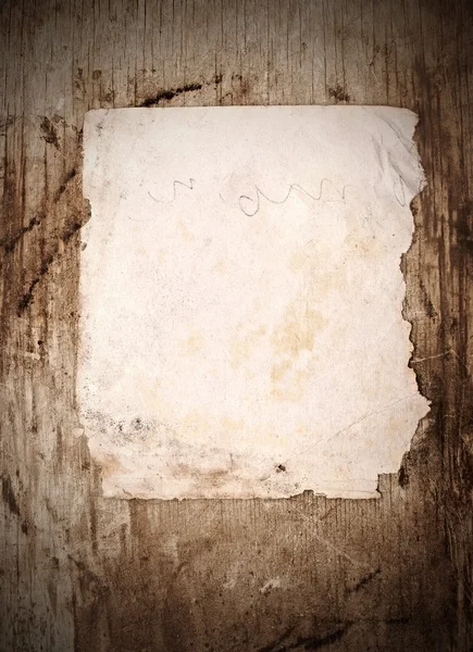Винтажная бумага на массивной деревянной текстуре — стоковое фото