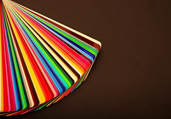 Guia de cor colorida no fundo escuro com espaço de cópia — Fotografia de Stock