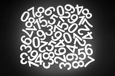 siyah arka plan üzerine rastgele gümüş metal sayılar