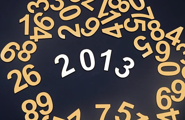 2013-as szám és a halom véletlenszerű számok a fekete háttér — Stock Fotó