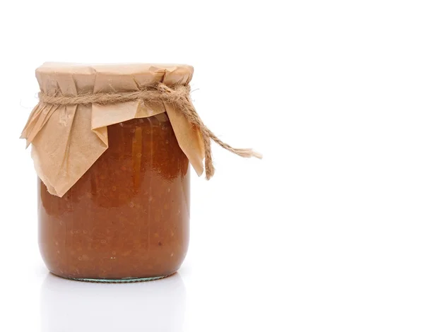 Mermelada de manzana hecha en casa sobre un fondo blanco — Foto de Stock