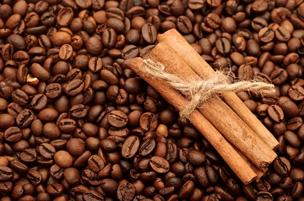 avuç aromatik kahve çekirdekleri ile tarçın