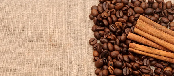 Ароматні кавові зерна з корицею — стокове фото