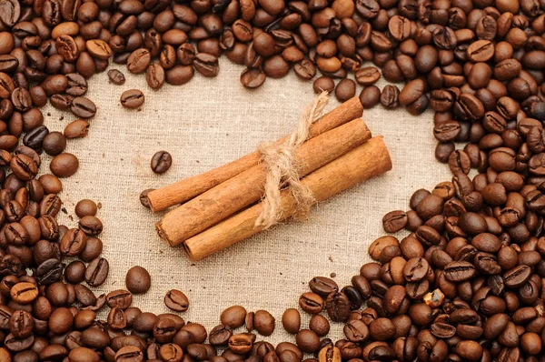 Ароматні кавові зерна з корицею — стокове фото