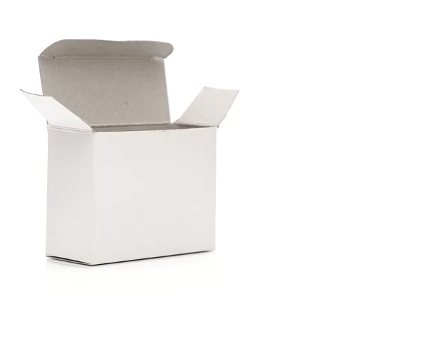 Leere weiße Box auf weißem Hintergrund — Stockfoto