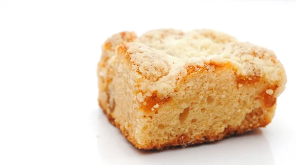Frisch gebackener Scheibenkuchen auf weißem Hintergrund — Stockfoto